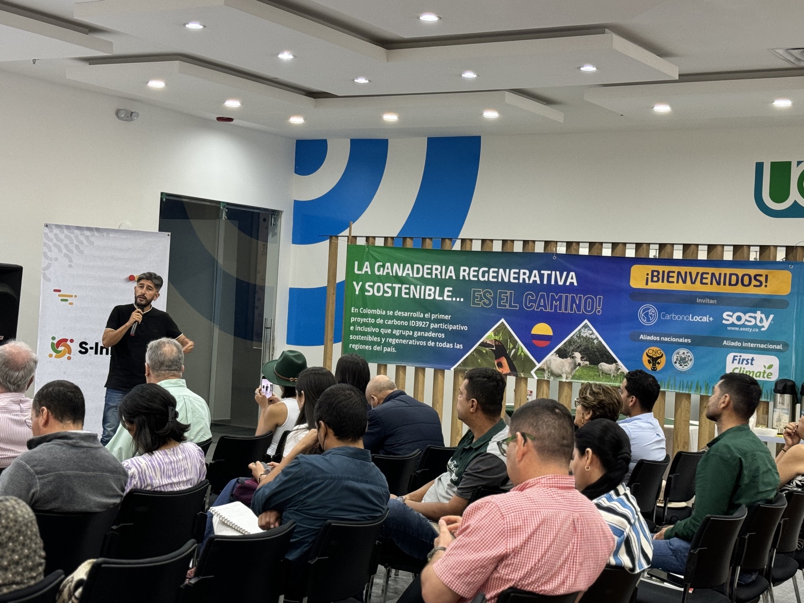 Jornada sobre ganadería regenerativa y sostenible en un auditorio